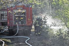 Aufgrund der momentanen Witterung wird vor erhöhter Waldbrandgefahr gewarnt. Auf dem Foto sieht man die Feuerwehr Heimbach beim Löschen eines Waldbrandes im Jahr 2020.