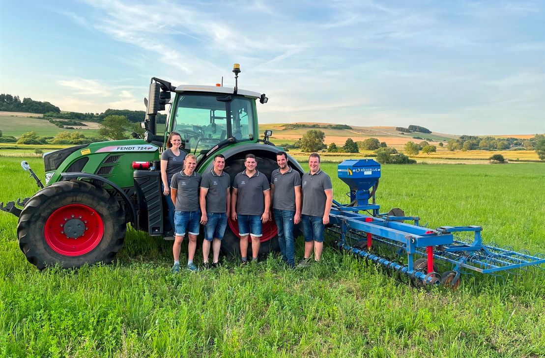 Landjugend mit Arbeitsgerät: Um landwirtschaftliche Techniken geht es beim Feldabend.