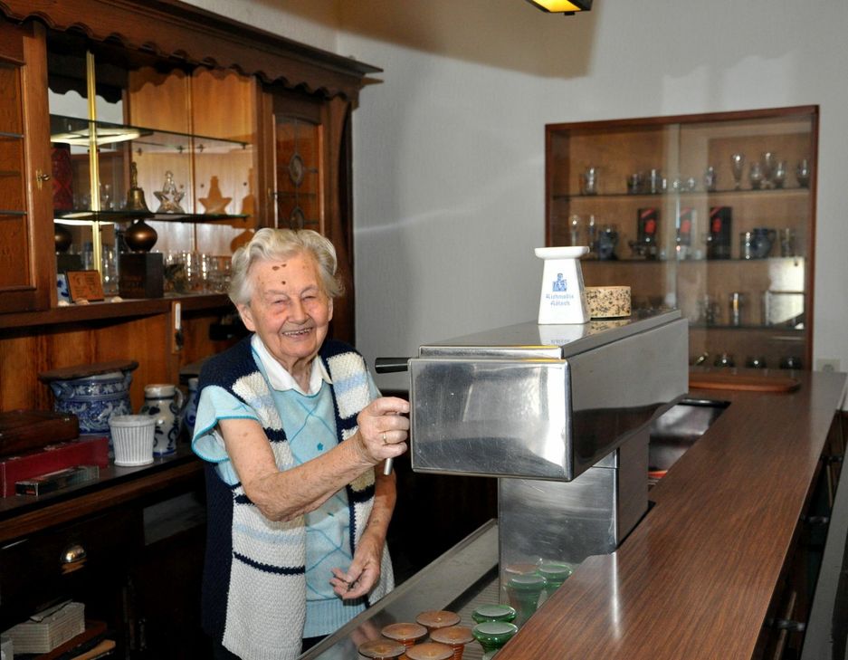 Elsebeth Drehsen begab sich noch mal an den Zapfhahn. Viele Jahrzehnte hat die inzwischen 100 Jahre alte Ex-Gastwirtin in ihrer Bauernstube Gäste bedient. Foto: Reiner Züll/pp/Agentur ProfiPress
