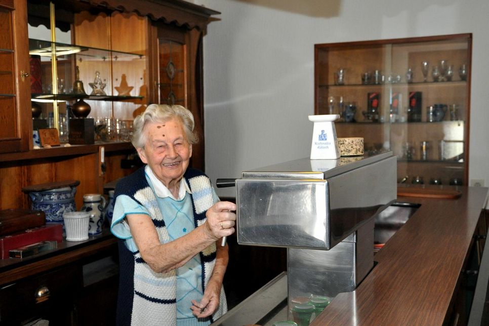 Elsebeth Drehsen begab sich noch mal an den Zapfhahn. Viele Jahrzehnte hat die inzwischen 100 Jahre alte Ex-Gastwirtin in ihrer Bauernstube Gäste bedient. Foto: Reiner Züll/pp/Agentur ProfiPress