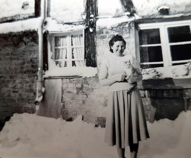 Elsbeth Drehsen liebt Katzen. Unser Bild zeigt sie als junge Frau in Sistig. Repro: Reiner Züll/pp/Agentur ProfiPress