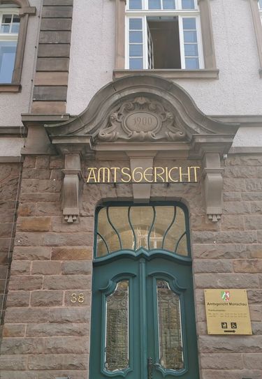 Alokoholisiert hat eine Frau ihren Partner attackiert - sie wird mit einer Geldstrafe vom Monschauer Amtsgericht bestraft.