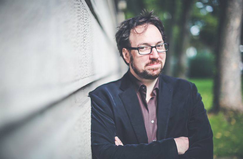 Carsten Henn präsentiert bei der »Lit.Eifel« in der Höfener Vereinshalle seine »Geschichtenbäcker«.