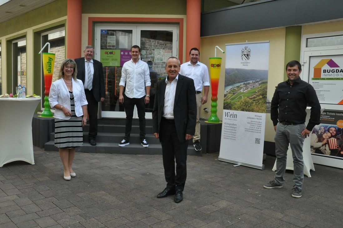 Mehr als nur Kino: Staatsminister Konrad Wolf (3. v. r.) zu Besuch im Apollo-Kino in Cochem. Mit dabei (von links): Anke Beilstein (MdL-CDU), Stadtbürgermeister Walter Schmitz, Kino-Betreiber Maximilian Bugdahn, Benedikt Oster (MdL-SPD) und Wein-Lieferant Kilian Moritz.
