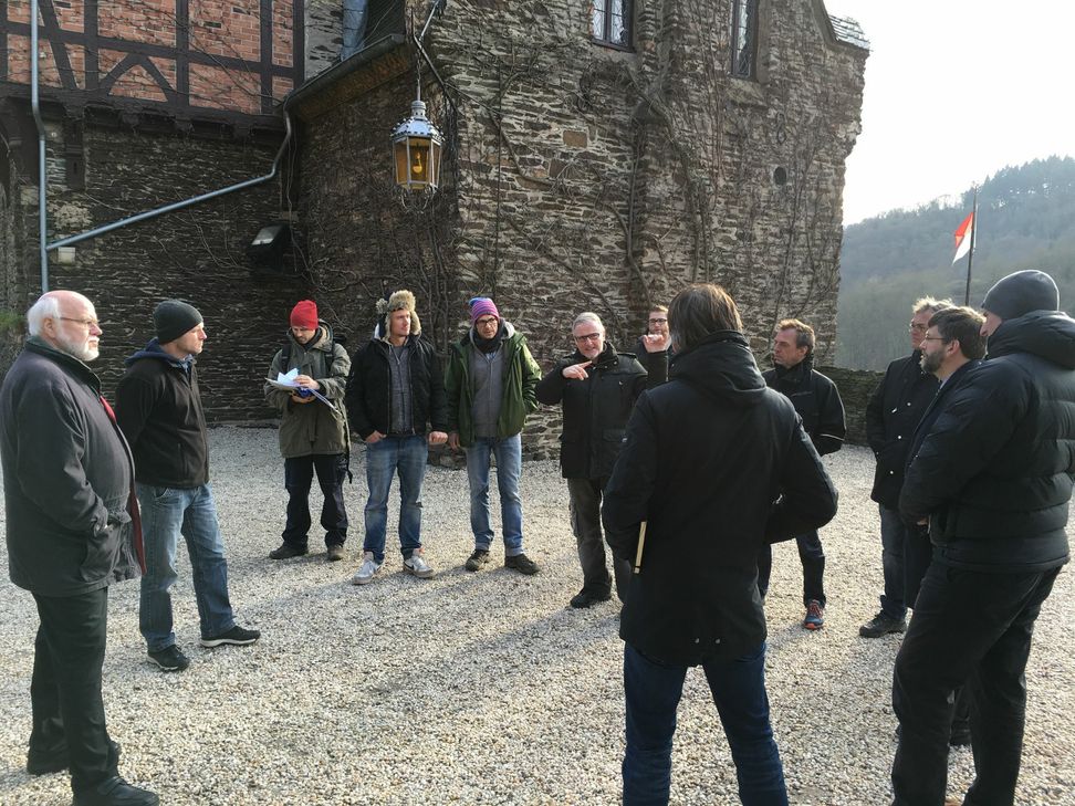 Im Rosenhof der Reichsburg soll nach Planung der Produktionsgesellschaft "Action-Concept" etwa ein Hubschrauber-Absturz simuliert werden. Vergangenen Freitag schauten sich rund 20 Mitarbeiter der Produktionsfirma die Örtlichkeit auf der Reichsburg an.