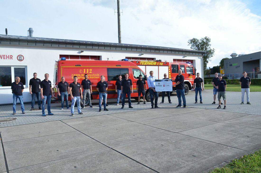 Robert Bönnen überbrachte als Repräsentant der Krombacher Brauerei eine Spende über 2500 Euro an den Förderverein der Löschgruppe Konzen - vertreten durch den Vorsitzenden Daniel Offermann. Foto: T. Förster