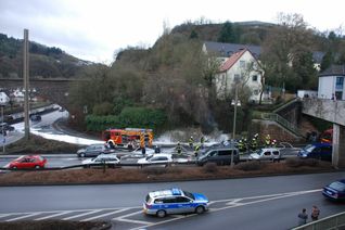 Ein BMW fing mitten auf der Naheüberbauung Feuer. Die Feuerwehr war schnell zur Stelle, löschte den Brand. Fotos: Bomba