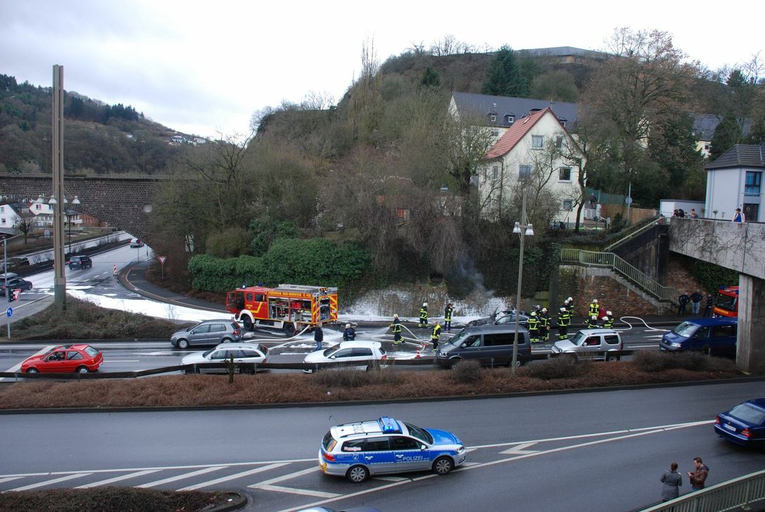 Ein BMW fing mitten auf der Naheüberbauung Feuer. Die Feuerwehr war schnell zur Stelle, löschte den Brand. Fotos: Bomba