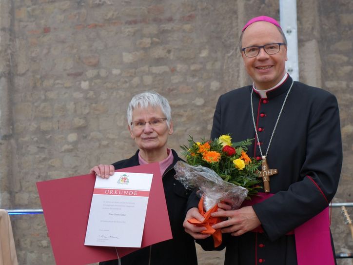 Gisela Gillen aus Langenfeld wurde von Bischof Dr. Stephan Ackermann mit der Bistumsmedaille ausgezeichnet.