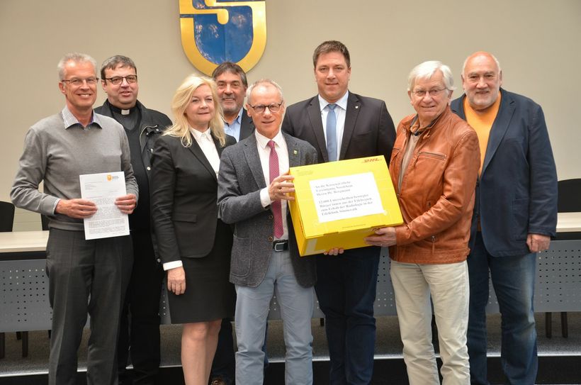 Vertreter der Eifelkommunen, der Kirche, des Fördervereins der Eifelklinik und des Komitees »Rettet das Krankenhaus« brachten 12.105 Unterschriften auf den Weg zur Kassenvärztlichen Vereinigung Nordrhein. Foto: T. Förster