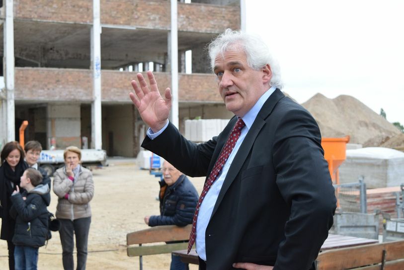 Hartmut Lackner erklärt den Fortschritt am Altbau. Foto: Breuer