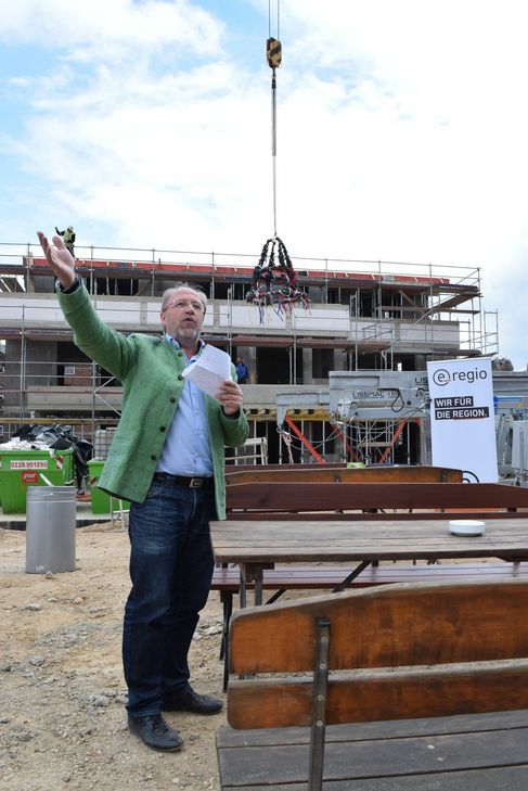 Beim Richtfest stellte Rudi Wiskirchen das gesamte Projekt vor. Foto: Breuer