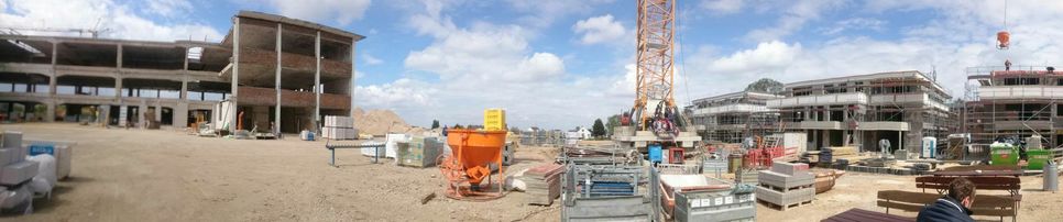 Links im Bild sind die Reste der alten Lederfabrik zu sehen. Der Altbau soll bis Mitte 2018 bezugsfertig sein. Die Käufer der Wohneinheiten in den Mehrfamilienhäusern (rechts) sollen schon im Herbst diesen Jahres einziehen können. Zwischen diesen alten und neuen Wohneinheiten sind etwas rückliegend Baugrundstücke erschlossen werden. Foto: Breuer