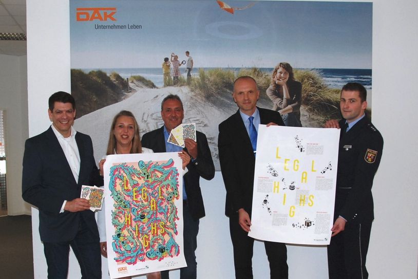 Das Foto zeigt (v. l. n. r.) Stephan Rother, Christine Schmitz, Robert Müller, Dietmar Wagner und Marc Powierski bei der erstmaligen Plakatpräsentation. Alle Informationen rund um das gemeinschaftliche Projekt sind bei den örtlichen Jugendämtern erhältlich. Foto: DAK