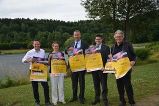 Direkt am Eiserbachsee und einen Steinwurf zum Nationalpark Eifel präsentieren Macher und Sponsoren das Programm zum viertägigen Volksfest »Rursee in Flammen«. Foto: T. Förster