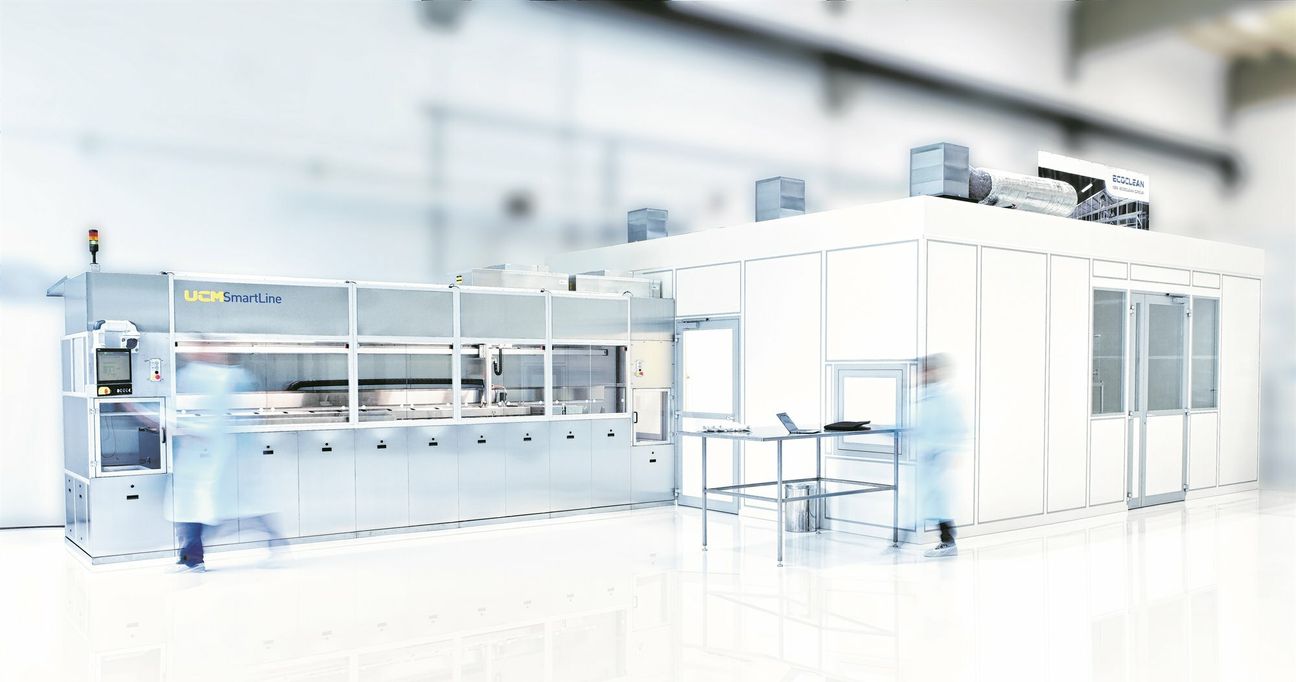 Steril anmutender Anlagenbau für die Medizin- und Präzisionstechnik hat bereits bei der Ecoclean GmbH Einzug gehalten. Nach vielen Jahren des Anlagenbaus zur Bauteilreinigung für die Automobilindustrie, arbeitet man nun an der Gewinnung von Wasserstoff.Foto: Ecoclean