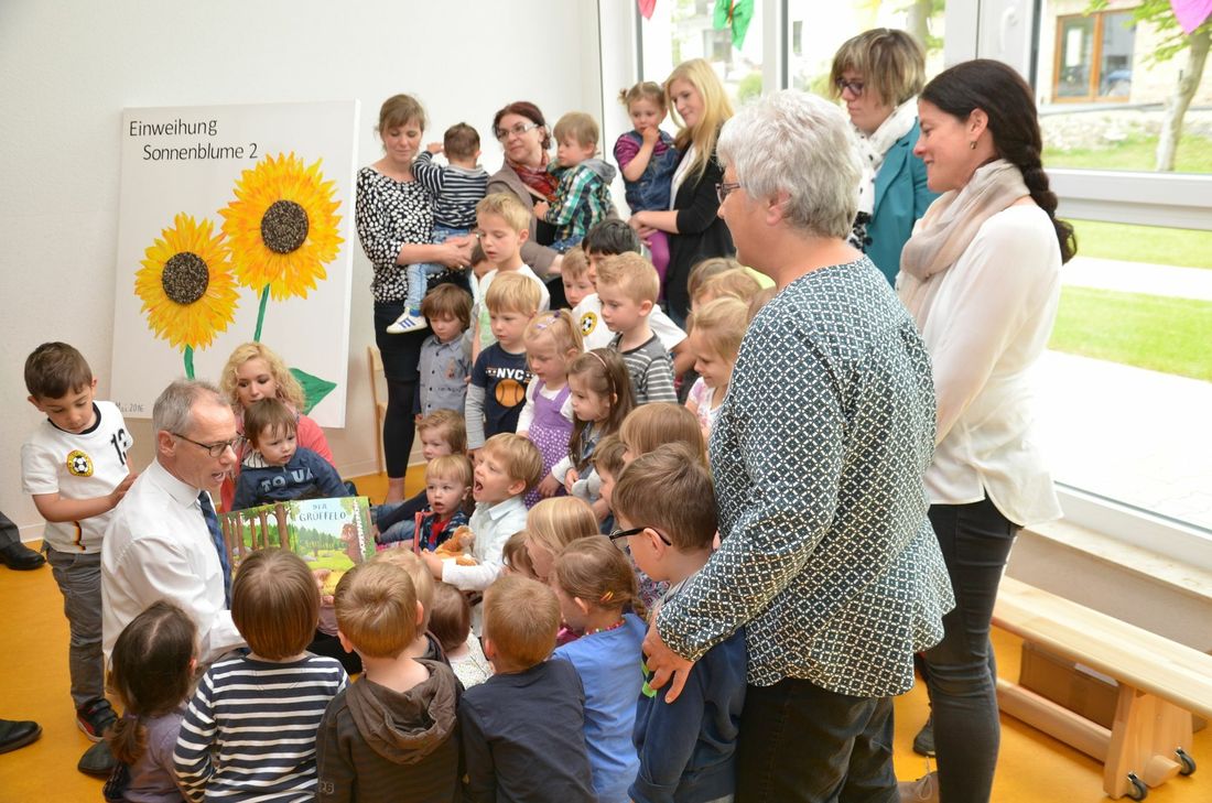 Bürgermeister Karl-Heinz Hermanns beschenkte die Kids der neuen Kindertagesstätte in Simmerath mit einem »Grüffelo«.
