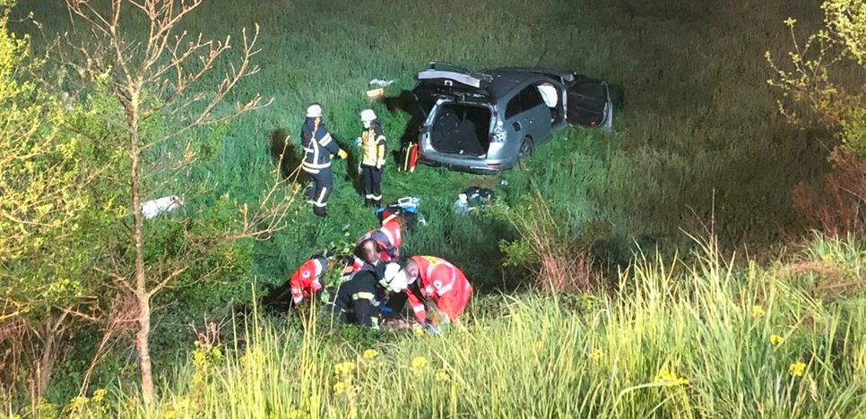 Das Unfallauto landete mehrere Meter unterhalb der K 52.