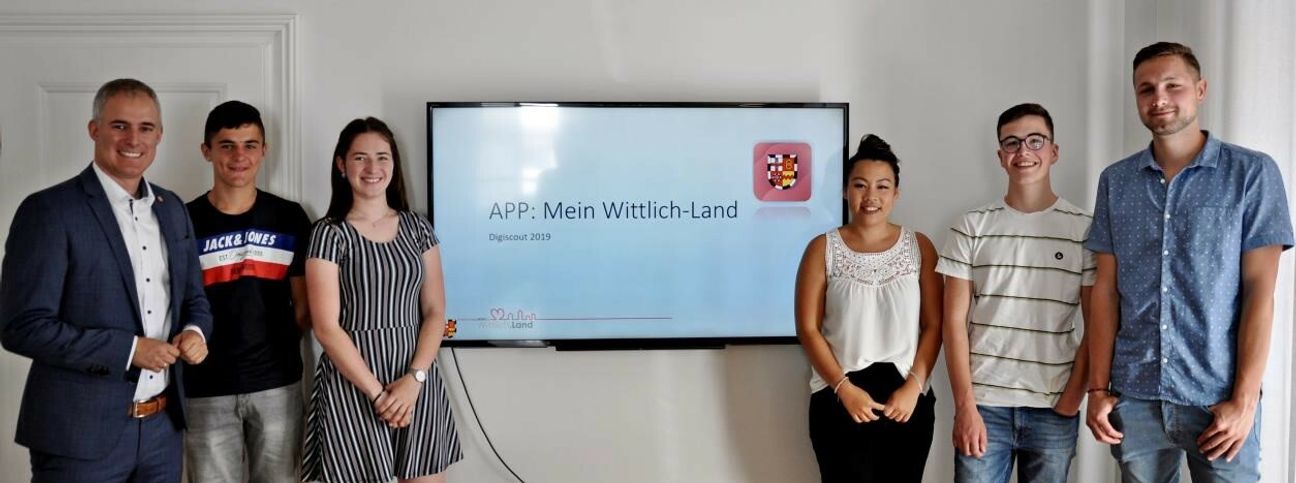 Bürgermeister Dennis Junk gemeinsam mit den Digiscouts Bastian Schmitz, Anna-Lena Foegen, Jasmin Brandt, Adrian Gräf und Felix Bros. Foto: Carina Alt-Linden