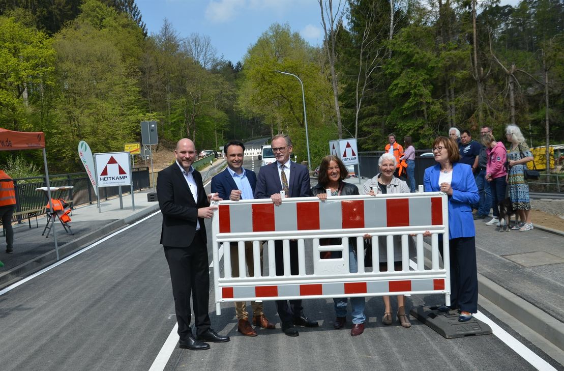 Vertreter von Land NRW, Landesbetrieb Straßen NRW und Roetgens Bürgermeister Jorma Klauss (l.) räumten die letzte Barke beiseite, um die Vichtbachbrücke auf der L12 in Mulartshütte wieder für den Verkehr freizugeben.