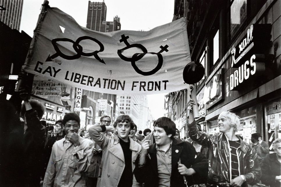 In Gedenken an 50 Jahre Stonewall beginnt der Christopher-Street-Day in Trier am Samstag unter der Schirmherrschaft von Katarina Barley (Vizepräsidentin des EU-Parlaments) erstrmals mit einer Demo-Parade, die um 13 Uhr am Kornmarkt (Fleischstraße) startet und über den Hauptmarkt, Margaretengässchen, Simeonstraße und Domfreihof zurück zum Kornmarkt führt. Foto: Diana Davis, Demonstration der Gay Liberation Front am Times Square, New York, 1970.