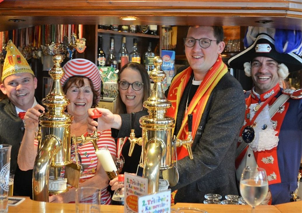 Begeisterte Narren bei Lydias zweitem "Karnevalistischen Frühschoppen" in der "Langen Theke" in Trier