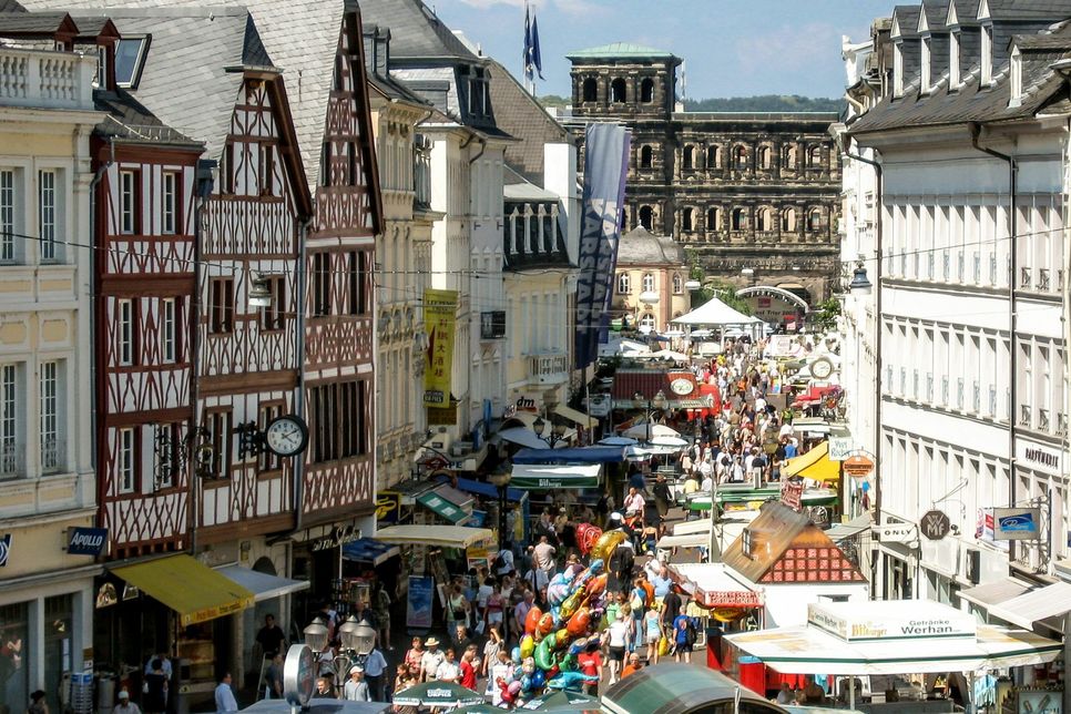 In der Fußgängerzone lädt das Bühnenprogramm des Trierer Altstadtfestes zum Mitfeiern ein. Foto: ttm