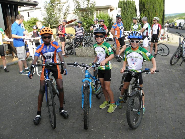 Die drei Radfahrer vorne waren die jüngsten Mitglieder in den teilnehmerstärksten Teams „Nahe-Glan“ und „Soonwaldkeiler“ bei der RTF/CTF in 2015. Für diese Teams hält der Radclub Michelin Präsente bereit, für alle Teilnehmer sorgt er für reizvolle Strecken und gute Verpflegung und für die Opfer der letzten Unwetter sammeln und geben der Radclub und Michelin in diesem Jahr zusätzlich Spenden zur Linderung der Not.