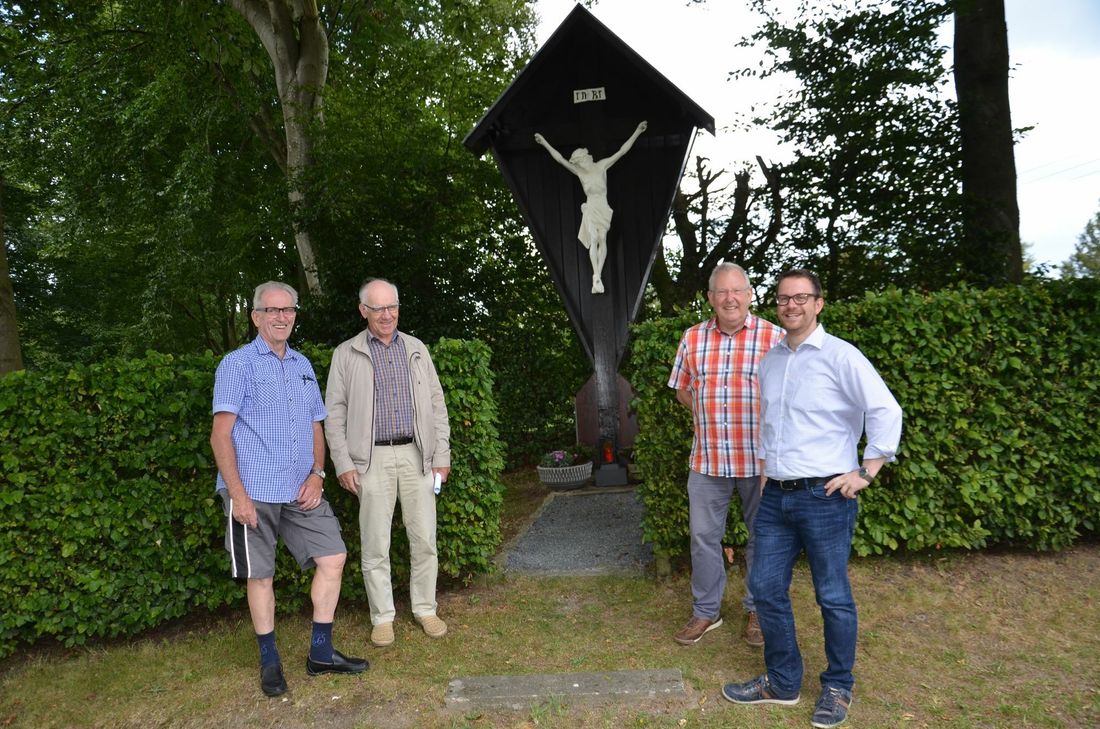 Es ist ein Ort voller Idylle und Geschichte: Der Platz am Rochuskreuz zwischen Konzen, Imgenbroich und Mützenich, direkt an der Straße »Heingstbrüchelchen« gelegen. Die Initiatoren des Eifelvereins Konzen (v.l.) Karl Call, Ernst Palm, Karl-Heinz Huppertz und Micha Kreitz - sind stolz auf die erfolgreiche Sanierung ihres Wahrzeichens. Foto: T. Förster