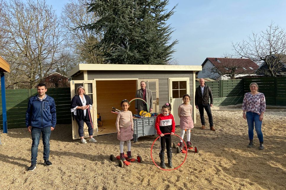 Stefan Breuer und weitere Helfer haben ein neues Spielgerätehaus für die Eifelfüchse Vossenack zusammengebaut.