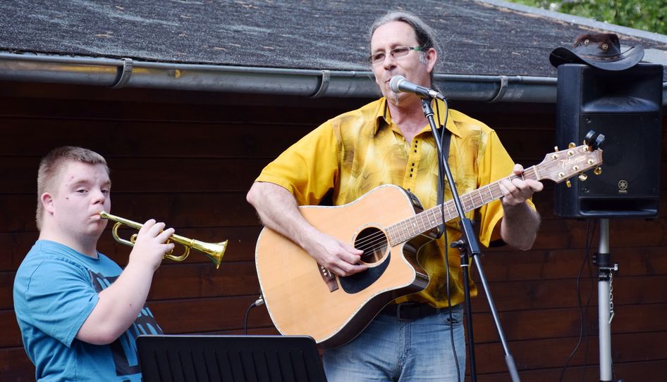 Maximilian hatte zur Trompete gegriffen und viel Spaß dabei, gemeinsam mit Gitarrist Gilbert Behl die Gäste mit Hits aus der guten alten Schlagerzeit zu unterhalten. Foto: Kirsten Röder/pp/Agentur ProfiPress