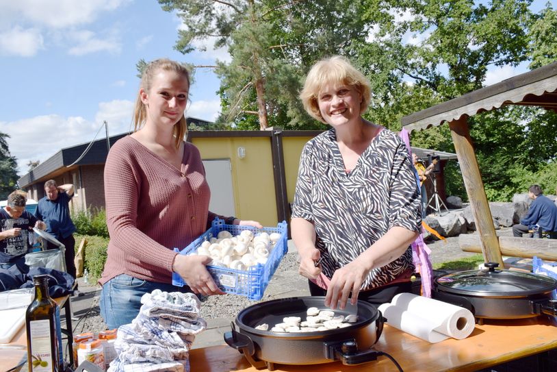 Neben Gegrilltem gab es auch eine Pilzpfanne - das Leibgericht der Bewohner, wie Lebenshilfe-Mitarbeiterin Frauke Schmitz-Brenner (rechts) verrät, die mit Kollegin Pauline Lenz das Fest federführend organisierte. Foto: Kirsten Röder/pp/Agentur ProfiPress
