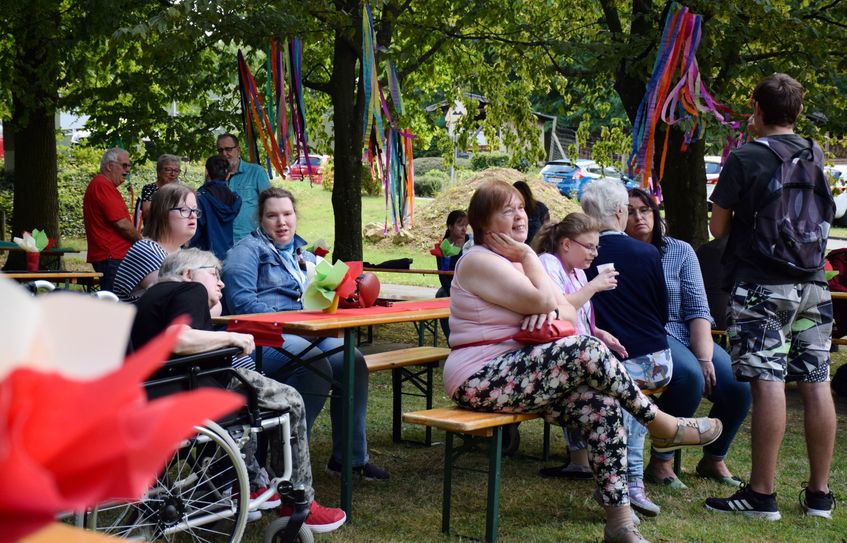 Die Bewohner genossen das Fest und Konzert bei gutem Wetter und unter den bunt geschmückten Bäumen. Foto: Kirsten Röder/pp/Agentur ProfiPress