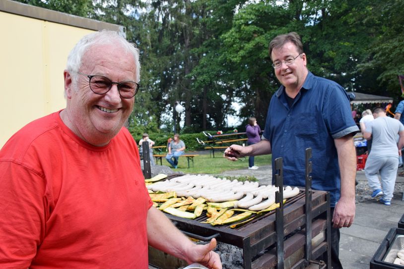 Günter Neyses (Leiter Wohnstätten, l.) und Christian Pfaff (pädagogischer Bereichsleiter) kümmerten sich, dass es immer genügend Nachschub an gegrillten Würstchen und gesundem Gemüse gab. Foto: Kirsten Röder/pp/Agentur ProfiPress