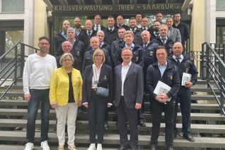 In der Kreisverwaltung wurden 24 Feuerwehrleute von Landrat Stefan Metzdorf für ihr langjähriges Wirken und ihren Einsatz mit dem Goldenen Feuerwehrehrenzeichen ausgezeichnet. Jeweils 35 und 45 Jahre aktive Tätigkeit können die Feuerwehrleute von den Verbandsgemeinden Ruwer und Schweich bereits vorweisen.