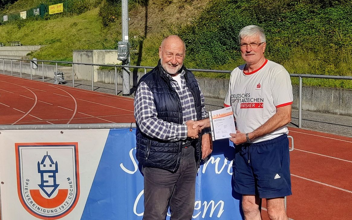 Matthias Klinkner überreicht Hans-Joachim Selbach die Urkunde zum Deutschen Sportabzeichen 2025