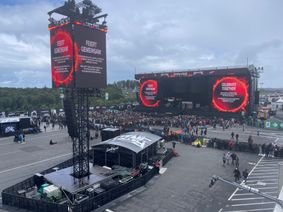 Am Nürburgring steigt die Spannung: Bei Rock am Ring 2026 haben sich die ersten Fans bereits vor der Hauptbühne, der „Utopia Stage“, versammelt und warten auf den offiziellen Festivalauftakt.
