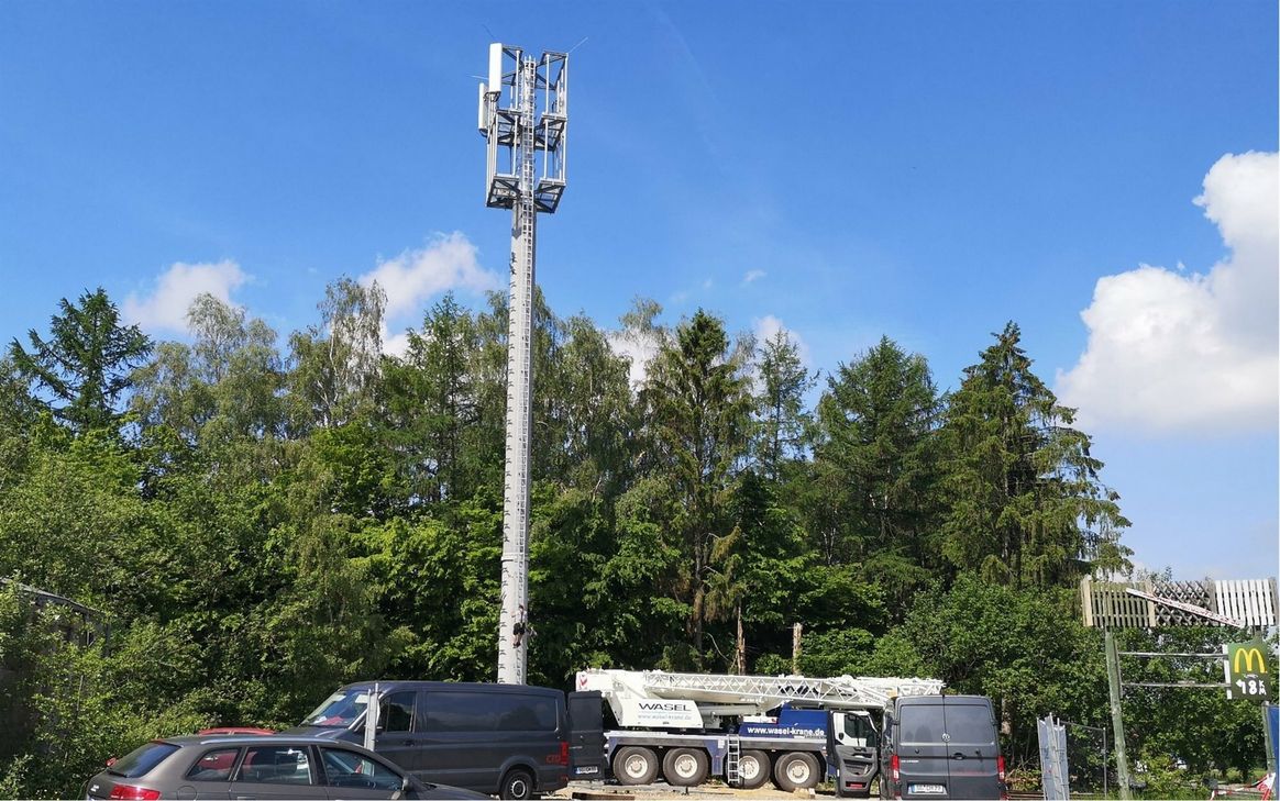 In Rollesbroich gab es lange Diskussion über einen Standort für die Mobllfunkanlage - nun steht sie auf einer brach liegenden Gewerbefläche. In Eicherscheid wurde sie - trotz Widerstands einiger Nachbarn - am Rande des Ortes errichtet.