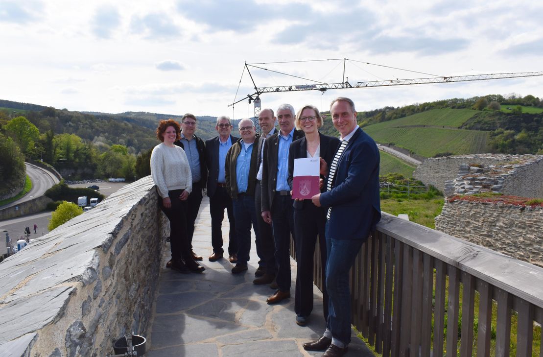 Staatssekretärin Simone Schneider übergab Bürgermeister Falko Hönisch (vorne) kürzlich den neuen Förderbescheid auf Burg Rheinfels auf der hohen Batterie.