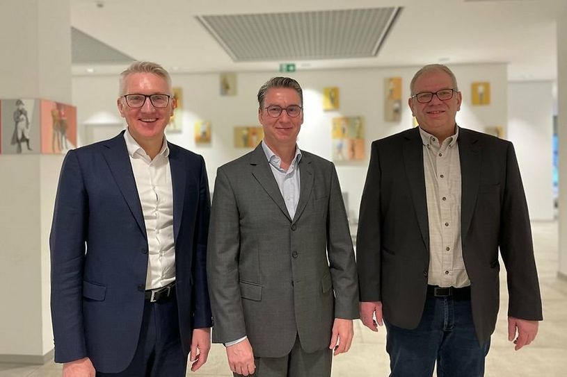 Raphael Jonas (links), BET-Geschäftsführer Dr. Olaf Unruh (mitte) und Gerd Schmitz, Umweltmanagementbeauftragter bei der Theo Hillers GmbH.