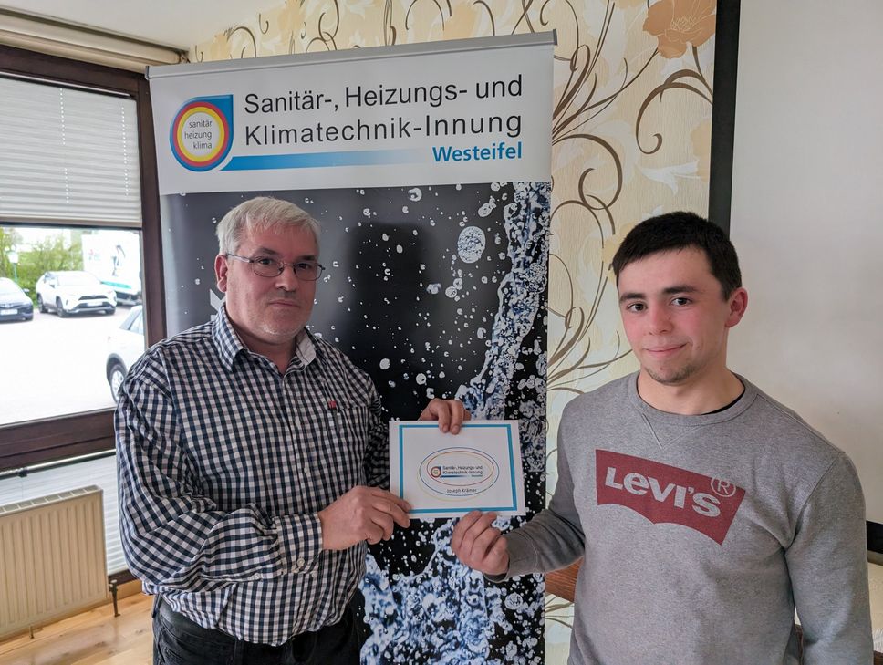 Obermeister Matthias Thomas (links) ehrte SHK-Anlagenmechaniker Joseph Krämer für seine hervorragende Leistung bei den Meisterschaften im Handwerk.