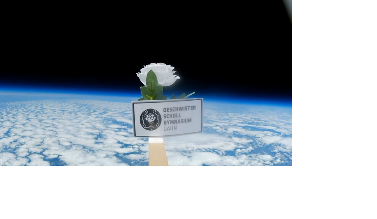 Visitenkarte und weiße Rose hat die unterhalb des Ballons angebrachte Kamera in der Stratosphäre, in fast 41 Kilometern Höhe, fotografiert.