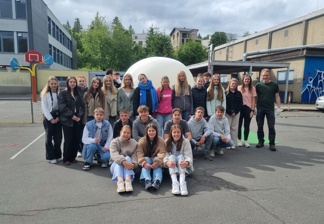 Der wissenschaftliche Höhenflug des mit Technik versehenen Ballons war eine wichtige Erfahrung für die Klasse 9 b.