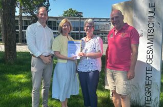 Von links: Jens Fiedermann (HwK), Schulleiterin Bettina Hampel, Heike Lambach (HwK) und IGS-Konrektor Frank Drenkelfort.