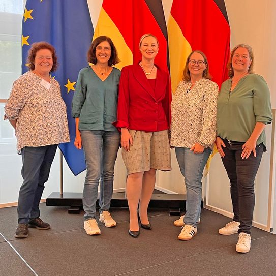 Beim Festakt in der Staatskanzlei (von links): Stefanie Föhr, Gemeindeschwesterplus Verbandsgemeinde Rhein-Mosel, Andrea Kaufmann, Gemeindeschwesterplus Verbandsgemeinde Maifeld, Dörte Schall, Ministerin für Arbeit, Soziales, Transformation und Digitalisierung, Anne Schnütgen, Pflegestrukturplanerin im Landkreis Mayen-Koblenz, Larissa Rieken, Gemeindeschwesterplus Verbandsgemeinde Weißenthurm, Vallendar und Stadt Bendorf.