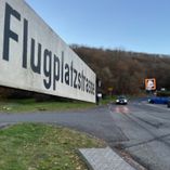 Die Finanzierung für dieses wichtige Verkehrsprojekt steht: Nach der Zuschussbewilligung durch das Land kann der Kreis den Bestandsausbau der K37 (Flugplatzstraße) zwischen dem Kreisel in der Vollmersbachstraße und Göttscheid anpacken. Die Bauarbeiten, in die insgesamt 760.000 Euro investiert werden, sollen im ersten Halbjahr 2026 beginnen