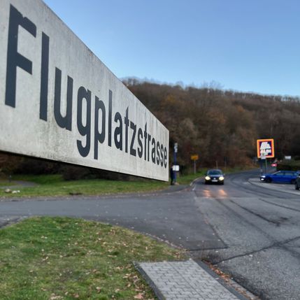 Die Finanzierung für dieses wichtige Verkehrsprojekt steht: Nach der Zuschussbewilligung durch das Land kann der Kreis den Bestandsausbau der K37 (Flugplatzstraße) zwischen dem Kreisel in der Vollmersbachstraße und Göttscheid anpacken. Die Bauarbeiten, in die insgesamt 760.000 Euro investiert werden, sollen im ersten Halbjahr 2026 beginnen