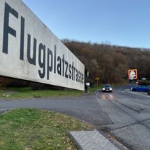 Die Finanzierung für dieses wichtige Verkehrsprojekt steht: Nach der Zuschussbewilligung durch das Land kann der Kreis den Bestandsausbau der K37 (Flugplatzstraße) zwischen dem Kreisel in der Vollmersbachstraße und Göttscheid anpacken. Die Bauarbeiten, in die insgesamt 760.000 Euro investiert werden, sollen im ersten Halbjahr 2026 beginnen