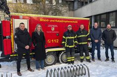 Von links: Leiter des Verwaltungsstabes André Weißhaupt, Büroleiterin sowie Leiterin der Koordinierungsgruppe Stab Sarah Liesenfeld, Kameraden der Feuerwehr Gondershausen, stellv. Büroleiter sowie stellv. Leiter der Koordinierungsgruppe Stab Volker Lauxen und Bürgermeister Peter Unkel.