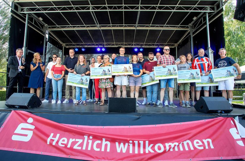 Städteregionsrat Dr. Tim Grüttemeier (5.v.l.) und die Technische Dezernentin der StädteRegion Aachen, Susanne Lo Cicero-Marenberg (2.v.l.), mit den Gewinnerinnen und Gewinnern der Aktion Stadtradeln 2024 in der StädteRegion Aachen.